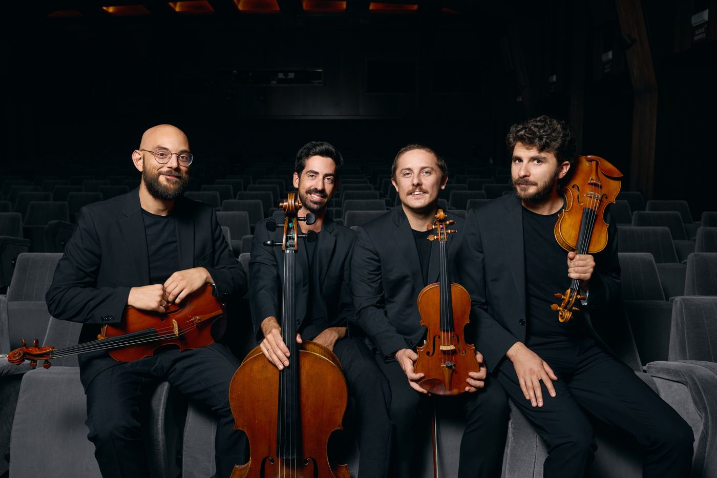 Cuarteto Seikilos en el patio de butacas de un auditorio, con sus instrumentos